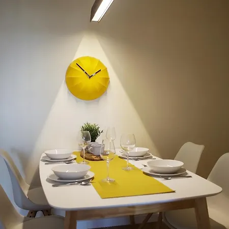 Priestranný Dizajnový 2-izbový V Centre Trnavy S Výhľadom Na Mestskú Vežue Apartamento Trnava